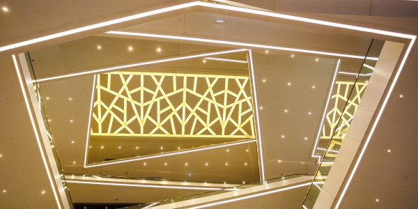 Reformas Integrales de Tiendas y Locales Comerciales en Barcelona · Diseño e Instalación de Iluminación LED Eficiente